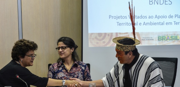 Ministra do Meio Ambiente, Izabella Teixeira cumprimenta representante do povo ashaninka durante anúncio do resultado da chamada pública do Fundo Amazônia - Valter Campanato/Agência Brasil