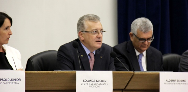 O presidente da Petrobras, Aldemir Bendine (centro), na sede da Petrobras, no Rio - Luiz Souza - 22.abr.2015/Futura Press/Estadão Conteúdo