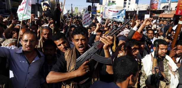 Rebeldes xiitas houthis protestam contra governo sunita no Iêmen, em abril de 2015