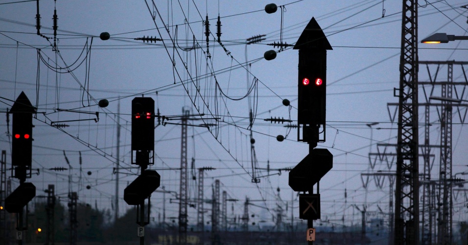 22.abr.2015 - Semáforos mostram apenas o sinal vermelho durante uma greve nacional do sindicato dos maquinistas da Alemanha, na principal estação ferroviária de Essen 