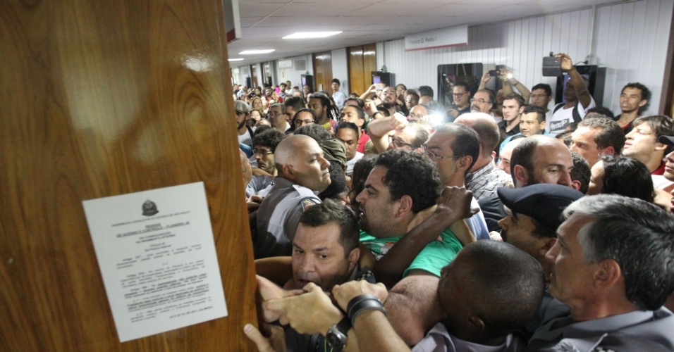 22.abr.2015 - Tumulto antes do início da Audiência Pública para discutir reivindicações dos professores do Estado de São Paulo, na Assembleia Legislativa de São Paulo