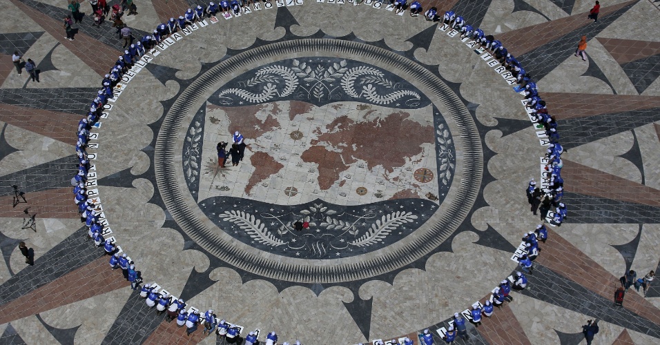 22.abr.2015 - Um grupo de voluntários passeia em uma praça decorada com um mapa gigante, durante a celebração do Dia da Terra, em Lisboa (Portugal)