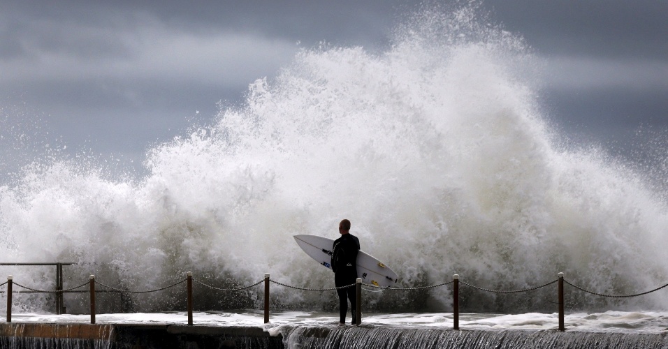 22.abr.2015 - Um surfista espera por uma pausa em ondas quebrando antes de no mar, na praia de Collaroy, em Sydney, na Austrália