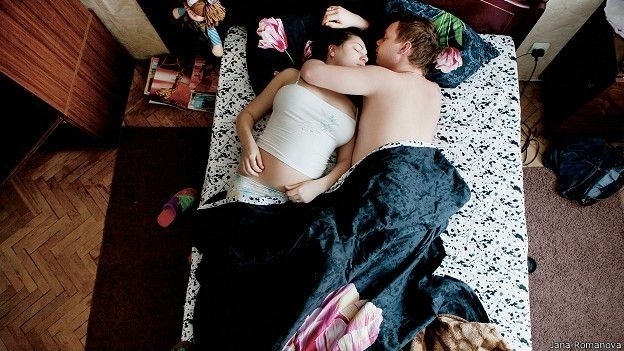 A fotógrafa russa Jana Romanova reuniu retratos de 40 casais "grávidos" no ensaio fotográfico "Waiting" ("Aguardando"). A artista garante que existe algo "encantador e mágico na simetria de seus corpos"