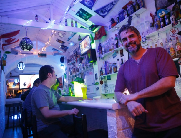 Canadense abre bar no ABC Paulista onde clientes só podem falar em ingl u00eas Notícias UOL Economia Adesivo Pastilha Azulejo Cozinha ~ Canadense abre bar no ABC Paulista onde clientes só podem falar em ingl u00eas Notícias UOL Economia