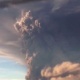 23.abr.2015 - A erupção do vulcão Calbuco após mais de quatro décadas nesta quarta-feira (22) mudou a cor do céu no sul do Chile. O governo do país decretou estado de exceção em cidades próximas ao vulcão - foi decretado alerta vermelho e determinada a evacuação de povoados no entorno da montanha - AFP