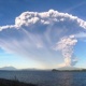 23.abr.2015 - A erupção do vulcão Calbuco após mais de quatro décadas nesta quarta-feira (22) mudou a cor do céu no sul do Chile. O governo do país decretou estado de exceção em cidades próximas ao vulcão - foi decretado alerta vermelho e determinada a evacuação de povoados no entorno da montanha - Xinhua