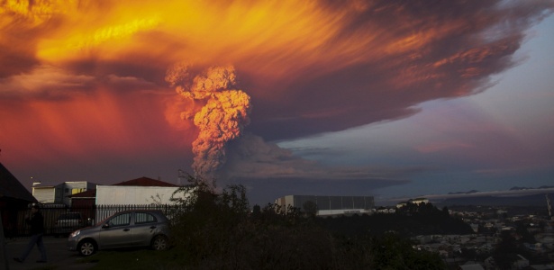 Mais de 4 mil pessoas já foram evacuadas de cidades próximas ao vulcão - Sergio Candia/Reuters