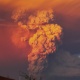 23.abr.2015 - Erupção do vulcão Calbuco após mais de quatro décadas mudou a cor do céu no sul do Chile. O governo do país decretou estado de excepção em cidades próximas ao vulcão - Sergio Candia/Reuters