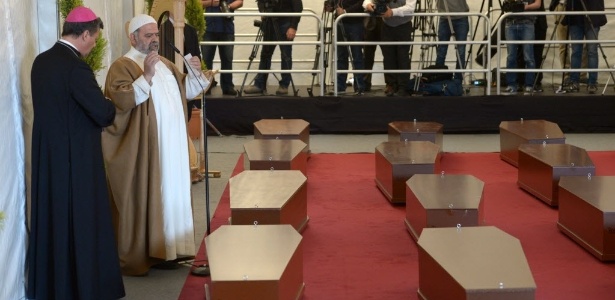 O bispo Mario Grech (à esq.) e o imã Mohammed El Sadi conduzem a cerimônia fúnebre de 24 imigrantes que morreram após um barco naufragar na costa da Líbia - Matthew Mirabelli/AFP