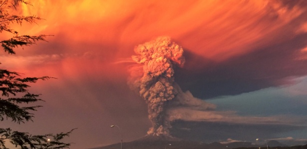 O vulcão Calbuco solta fumaça durante erupção em imagem feita a partir da cidade de Puerto Montt, no Chile - Sergio Candia/Reuters