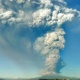 23.abr.2015 - Pedestres assistem a erupção do vulcão Calbuco, no Chile, nesta quarta-feira (22). Após mais de quatro décadas o vulcão entrou em erupção obrigando os moradores de povoados próximos a deixarem suas casas - Giordana Schmidt/AFP