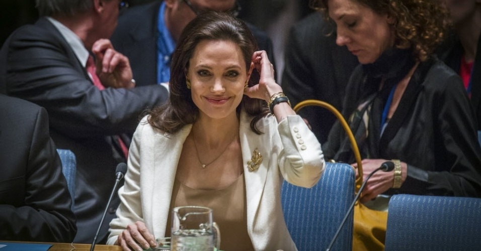24.abr.2015 - Enviada especial do Acnur (Alto Comissariado das Nações Unidas para os Refugiados), Angelina Jolie, fala no Conselho de Segurança das Nações Unidas sobre a crise de refugiados na Síria, em Nova York (EUA)