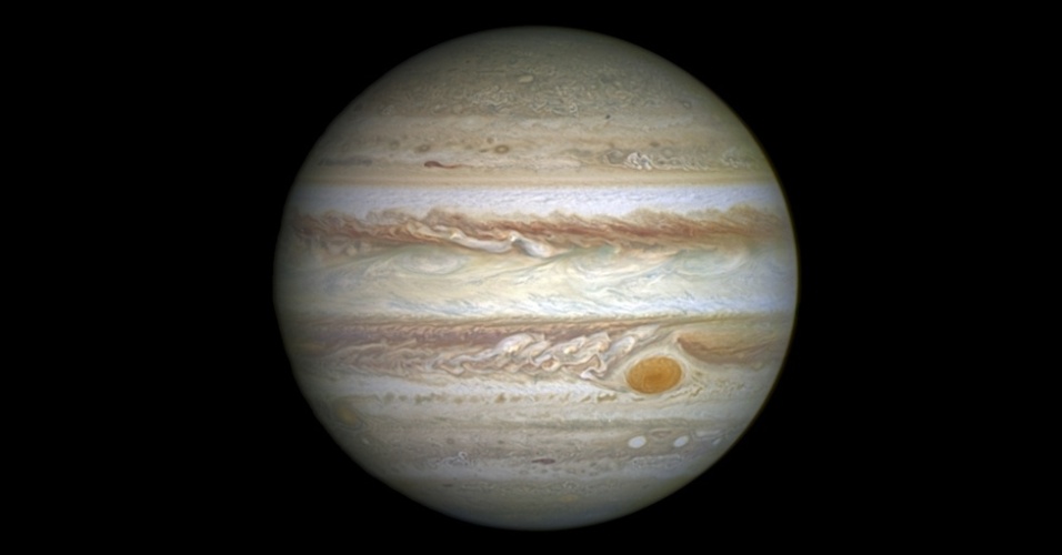 24.abr.2015 - O gigante gasoso Júpiter tem um dos climas mais extremos e violentos do Sistema Solar. Tempestades e e ciclones enormes como a Grande Mancha Vermelha (na foto) ocorrem em sua atmosfera densa, com raios milhares de vezes mais brilhantes do que os da Terra