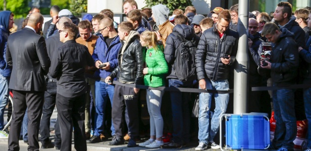 24.abr.2015 - Consumidores fazem fila em frente à Apple Store de Berlim (Alemanha) para comprar o Apple Watch - Hannibal Hanschke/Reuters