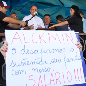 Professores protestam durante ato público com o governador Geraldo Alckmin - Luciano Claudino - 25.abr.2015/Agência Estado