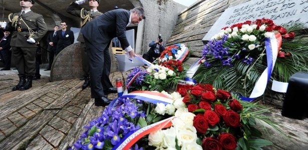 Primeiro-ministro croata, Zoran Milanovic, deposita coroa de flores no memorial de Jasenovac, neste domingo (26). Uma cerimônia lembrou os 70 anos do fechamento do campo de concentração que é considerado o "Auschwitz croata". No campo, criado pelos nazistas em 1941, morreram dezenas de milhares de pessoas, embora não haja número definido. As estimativas vão de 82 mil, segundo o museu de Jasenovac, a cerca de 700 mil, de acordo com fontes sérvias