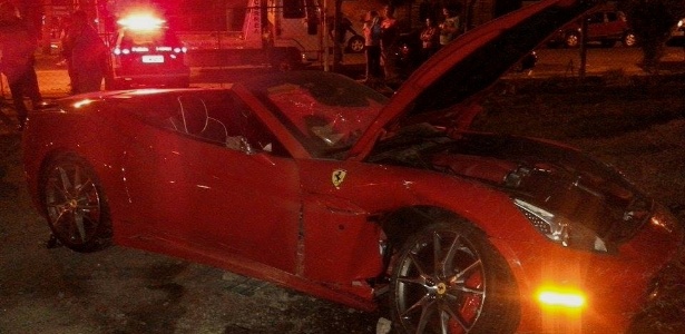 O acidente danificou a lateral, a suspensão e a roda dianteira da Ferrari - Leon Botão/TODODIA Imagem