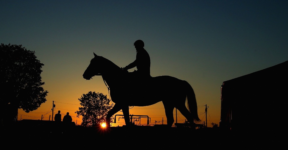 27.abr.2015 -  Jóqueis levam cavalos para a pista durante o treino da manhã em Louisville, no Kentucky (EUA)