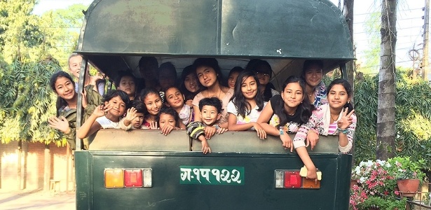 Jovens fazem parte da Fundação Unatti, uma organização sem fins lucrativos dedicada ao fornecimento de comida, abrigo e educação para órfãos e crianças carentes do Nepal - Divulgação