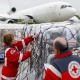 27.abr.2015 - Membros da Cruz Vermelha alemã preparam carga de ajuda humanitária para as vítimas do terremoto no Nepal em avião que embarca do Aeroporto de Berlim-Schönefeld, em Schönefeld, Brandemburgo - Hannibal Hanschke/AFP