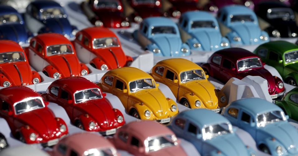 27.abr.2015 - Modelos de carros em miniatura são exibidos durante uma reunião de proprietários de Fusca, em São Bernardo do Campo (SP)