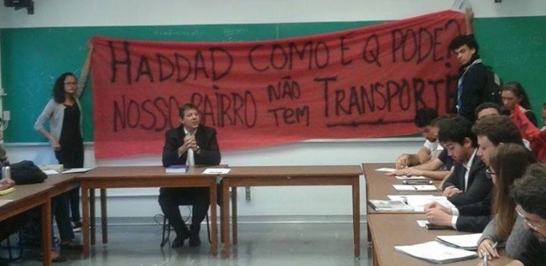 Grupo estendeu faixa durante aula do prefeito Haddad, na USP - Luta do Transporte no Extremo Sul/Divulgação