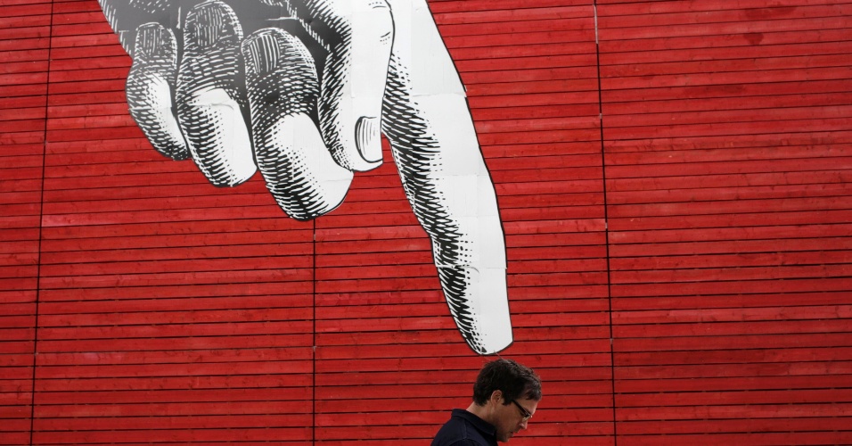 27.abr.2015 - Homem passa por arte em grafite no centro de Londres, no Reino Unido