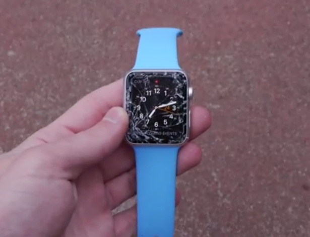 Blogueiro Taras Maksimuk derrubou um Apple Watch no chão e tela ficou estilhaçada - Reprodução/YouTube/TechRax