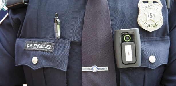 Policial trabalha equipado com câmera em seu uniforme em Seattle, nos EUA - Evan McGlinn/NYT
