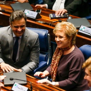A senadora Marta Suplicy (sem partido-SP) conversa com o senador Aécio Neves (PSDB-MG), após se desfiliar do PT - Pedro Ladeira - 28.abr.2015/Folhapress