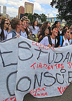 28.abr.2015 - Estudantes apoiam os professores estaduais em greve, durante ato na Assembleia Legislativa do Paraná - Gisele Pimenta/Frame/Estadão Conteúdo