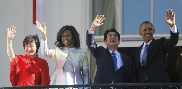 Obama e o primeiro-ministro japonês, Shinzo Abe, ao lado das respectivas mulheres Michelle e Akie - Jonathan Ernst/Reuters