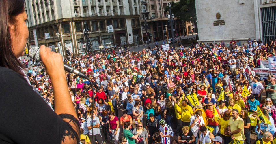 28.abr.2015 - Professores municipais de SP fazem ato e assembleia no Viaduto do Chá, em frente à Prefeitura de São Paulo, na tarde desta terça- feira (28), para marcar o Dia Internacional da Educação