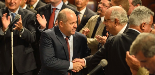28.abril.2015 - Domingos Brazão (c) quando foi eleito conselheiro do Tribunal de Contas do Estado do Rio (TCE-RJ) - Bruno de Lima/Estadão Conteúdo