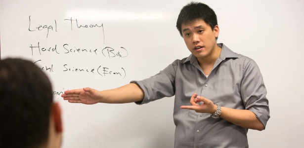 Wang trabalha em Manhattan como tutor para o exame de admissão em faculdade - James Estrin/NYT