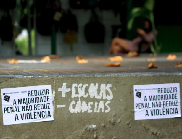 Intervenção com cartazes e pinturas na estação de metrô Botafogo, na zona sul do Rio de Janeiro, na manhã desta quarta-feira (29), faz parte do ato "Amanhecer Contra a Redução da Maioridade Penal" - Ellan Lustosa/Futura Press/Futura Press/Estadão Conteúdo