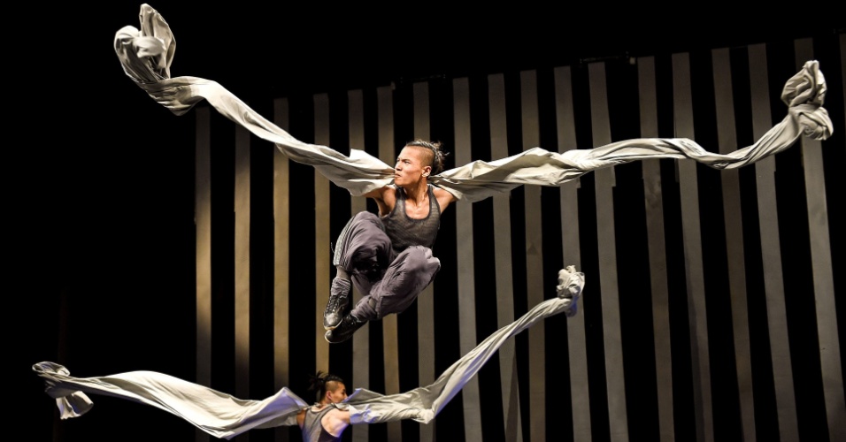 29.abr.2015 - Bailarinos da companhia de dança contemporânea chinesa Dragão Kung Fu, se apresentam no Festival de Veles, na Macedônia