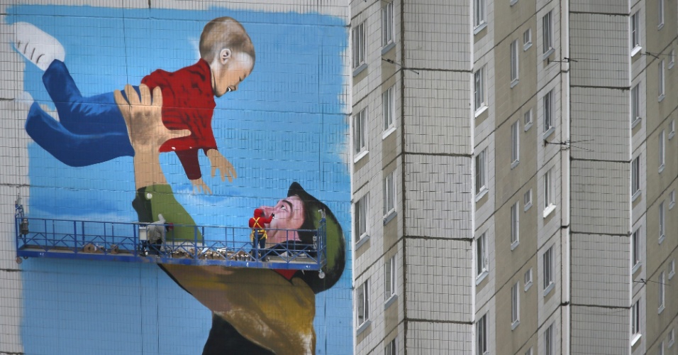 29.abr.2015 - Mural na Rússia mostra um soldado soviético brincando com uma criança em Moscou