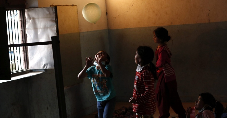 29.abr.2015 - Grupo de crianças brinca com um globo em um abrigo temporário.  As casas onde viviam foram destruídas pelo terremoto que atingiu Katmandu, no Nepal, no dia 25 de abril
