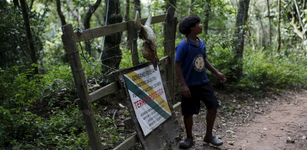 29.abr.2015 - Menino guarani na entrada de aldeia indígena no bairro do Jaraguá - Nacho Doce/Reuters