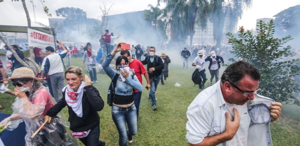 29.abr.2015 - PMs atiram bombas de gás contra professores que protestavam contra as mudanças na previdência estadual  - Joka Madruga/Futura Press/Estadão Conteúdo