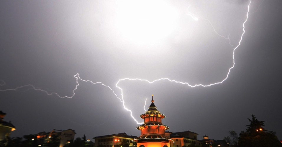 29.abr.2015 - Relâmpagos iluminam o céu sobre da província de Jiangsu, na China