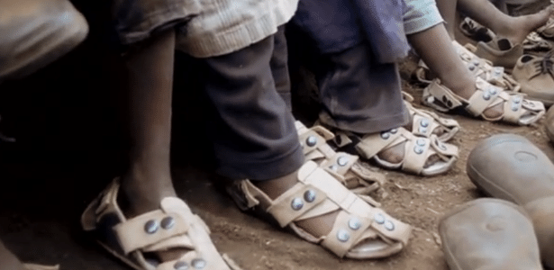 "Sandália que cresce" criada por ONG foi pensada para crianças de Nairóbi, no Quênia - Because International/Reprodução
