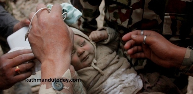 O bebê de quatro meses foi encontrado nos escombros do terremoto - Reprodução/kathmandutoday.com