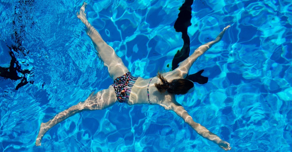 29.abr.2015 - Uma mulher mergulha em uma piscina pública ao ar livre em Hanover, na Alemanha
