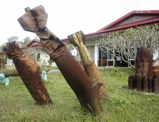 2.mar.2015 - Bombas e minas não explodidas são exibidas em museu na província de Quang Tri, no Vietnã - Kham/Reuters