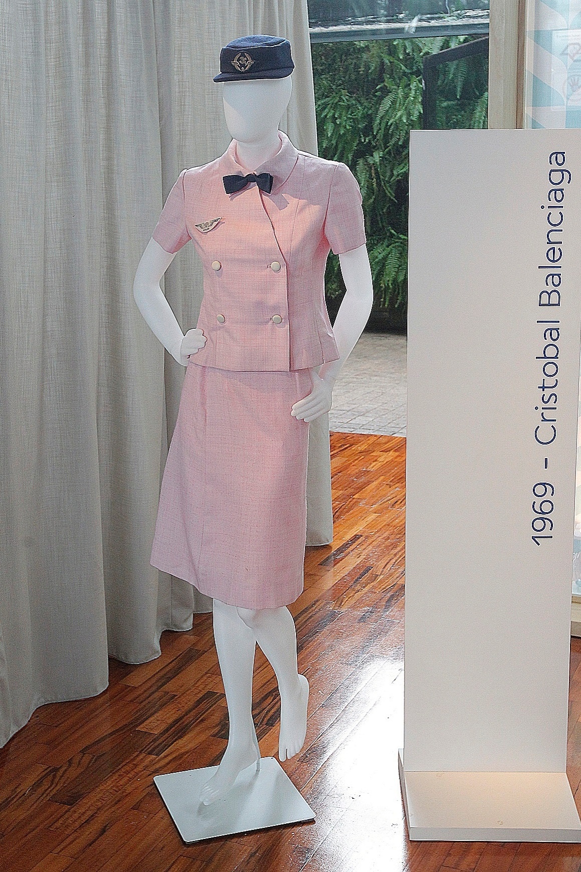 30.abr.2015 - Conjunto criado pelo estilista espanhol Critóbal Balenciaga em 1969 - Reinaldo Canato/UOL