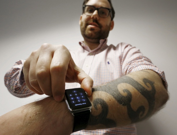 30.abr.2015 - Matt Siegel, que é repórter da agência de notiícias Reuters, comprou um Apple Watch, mas gadget não desbloqueia automaticamente em função de sua tatuagem - Jason Reed/Reuters