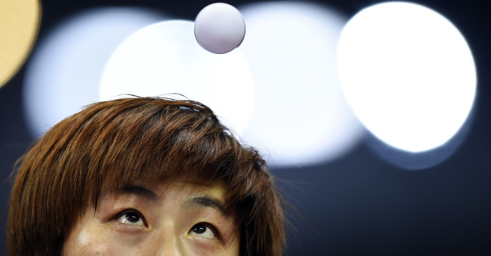 30.abr.2015 - Ding Ning, da China, saca durante partida de tênis de mesa contra Hirano Miu, do Japão, no 2015 World Table Tennis Championships, em Suzhou, na China